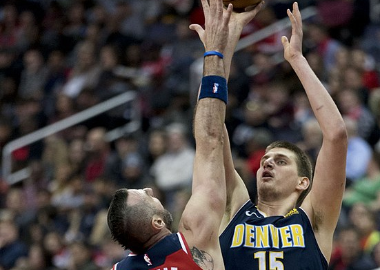 篮球赛场上 篮球赛场上